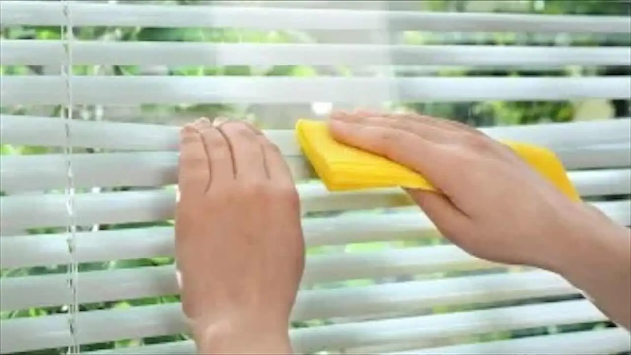 Non strofinare più: usa questo ingrediente per pulire le tapparelle in un lampo