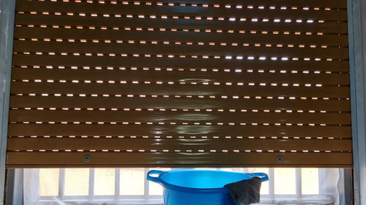 Come pulire le tapparelle in pochi minuti: il rimedio furbo e super efficace
