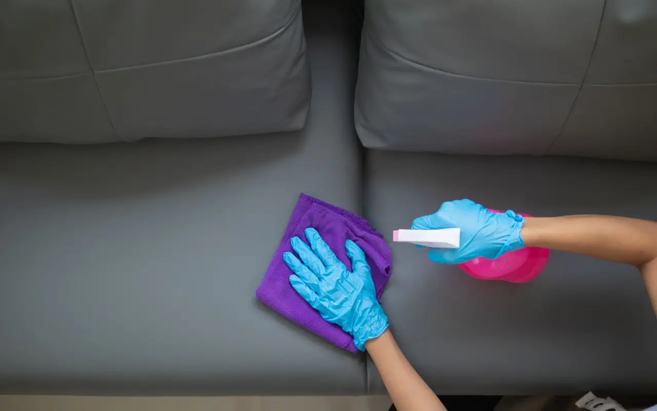 Divano in microfibra: come pulirlo con un ingrediente che hai in cucina per farlo tornare come nuovo
