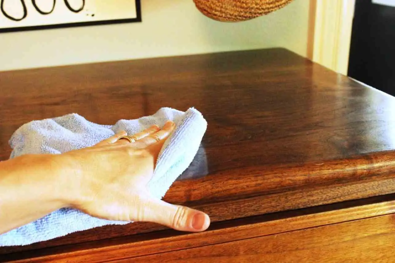 Prova questa soluzione fai da te per togliere aloni dalle superfici dei mobili