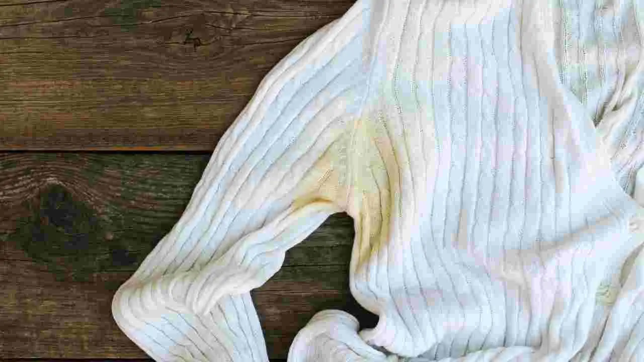 Hai gli aloni da sgrassatore sui vestiti: scopri il trucco che li elimina in pochi minuti