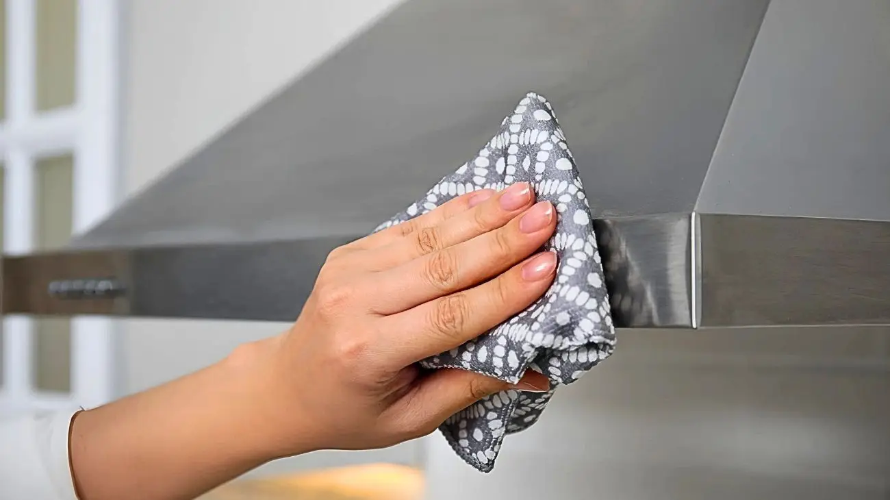 I panni della cucina trattengono odori e germi: ecco come pulirli al meglio con ingredienti naturali