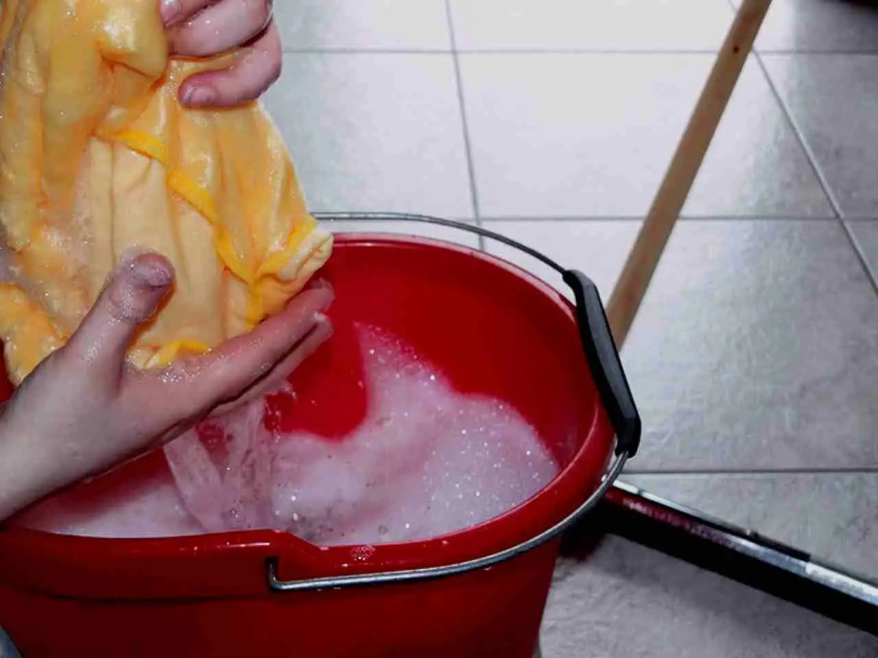 Hai sempre sbagliato l’ordine delle pulizie: il trucco per una casa davvero sanificata
