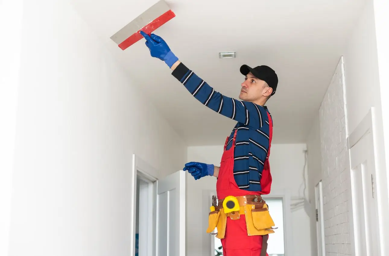 Ecco il trucco per pulire il soffitto senza stancarti: usa un attrezzo a manico lungo e una miscela speciale