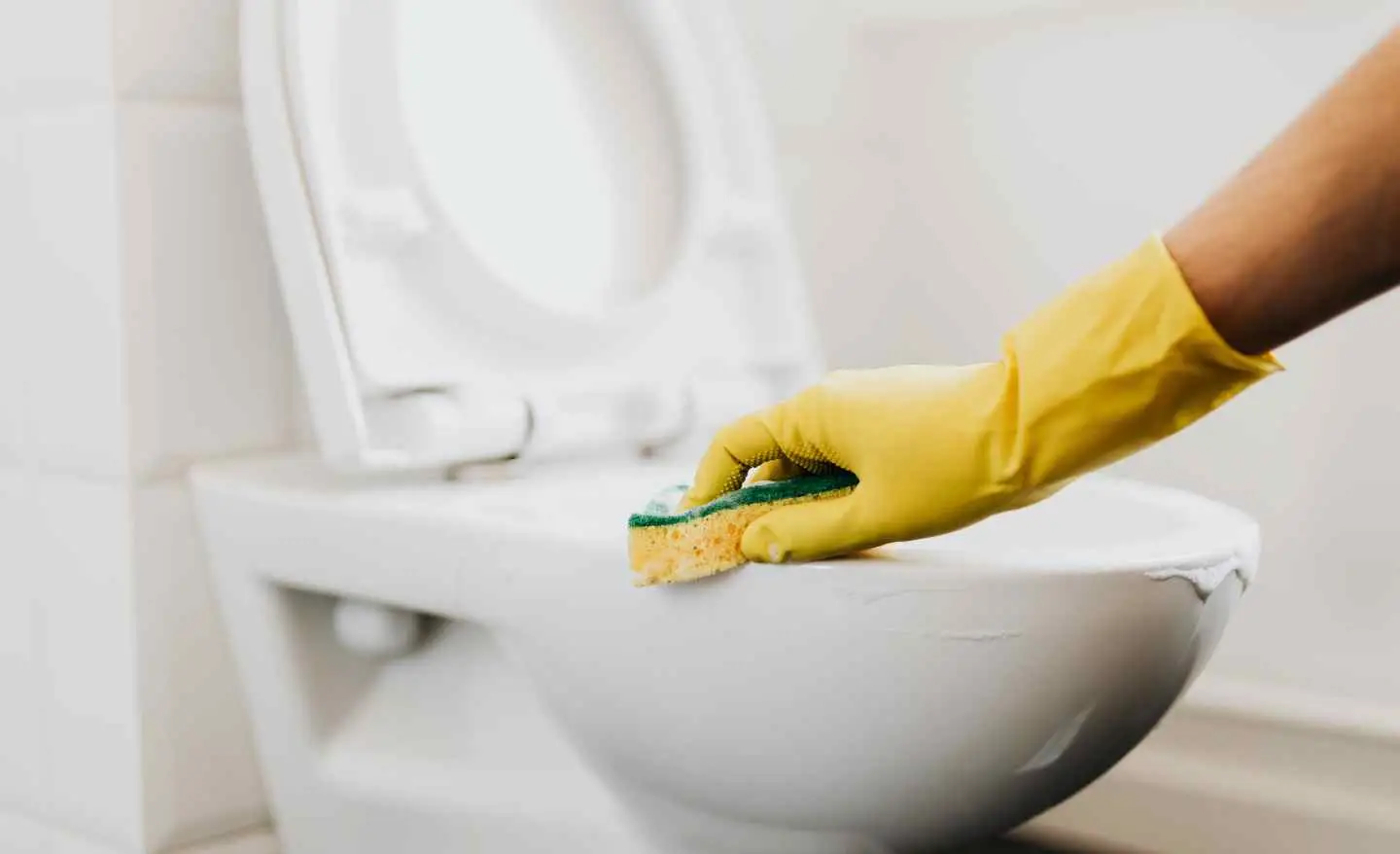 Come disinfettare le superfici del bagno in una sola passata: ecco il rimedio più efficace