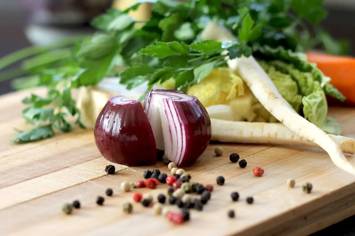 L’errore banale che fai conservando le cipolle e che puzza tutto il frigorifero: ecco il trucco