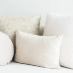 Cuscini sporchi ma niente lavatrice? Ecco il metodo rapido per lavarli a secco perfettamente