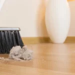 L’errore comune che fai quando spolveri e che fa tornare la polvere subito