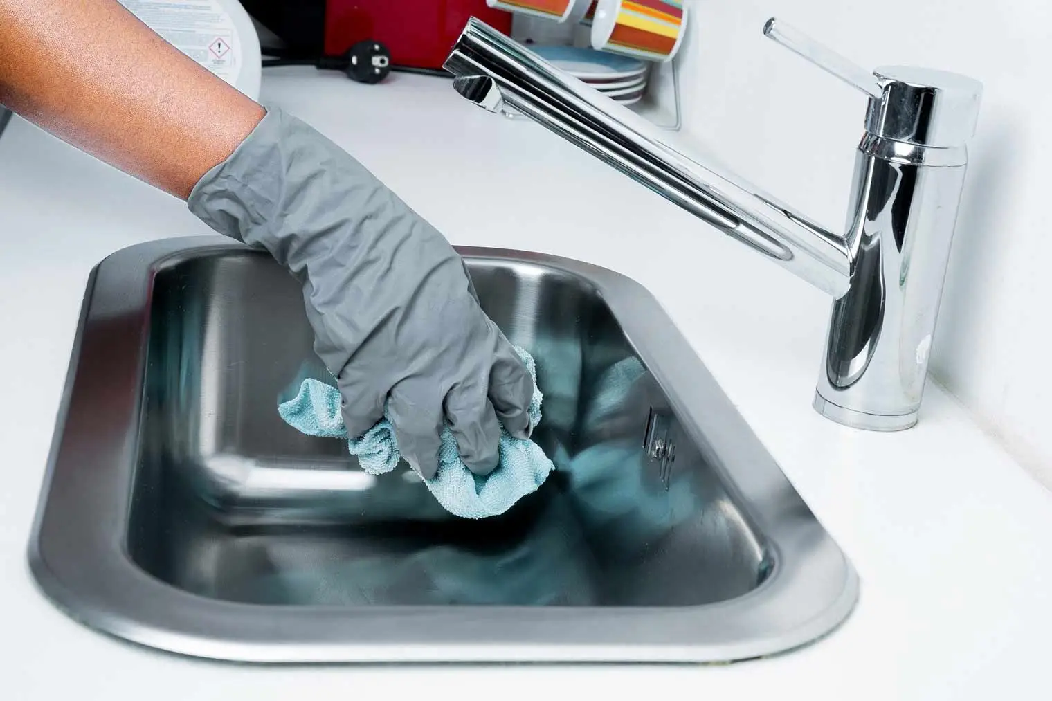 Residui di cibo nel lavandino della cucina? Ecco il metodo semplice per rimuoverli