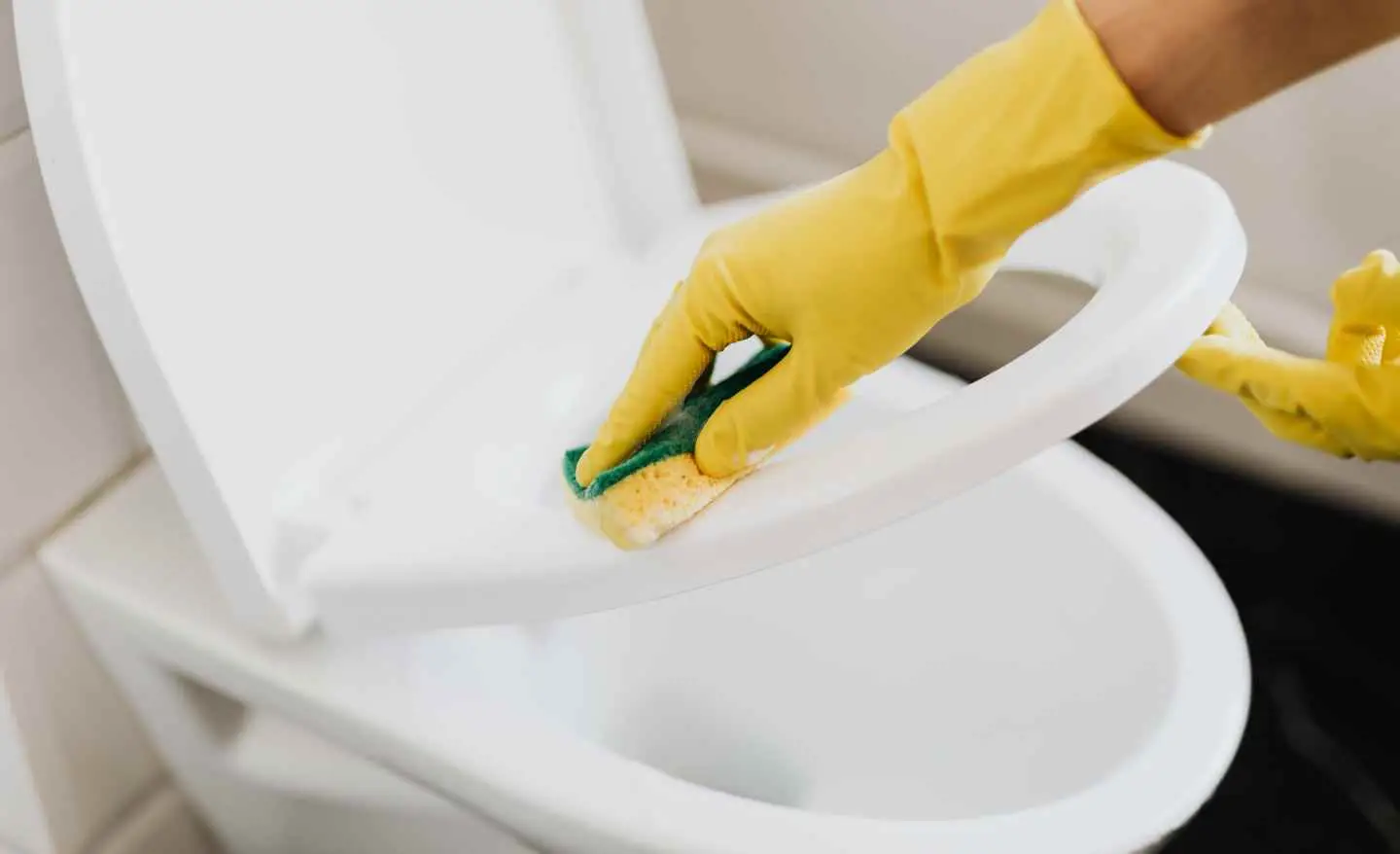 Il trucco definitivo per pulire il bordo nascosto del WC dove si annida il calcare