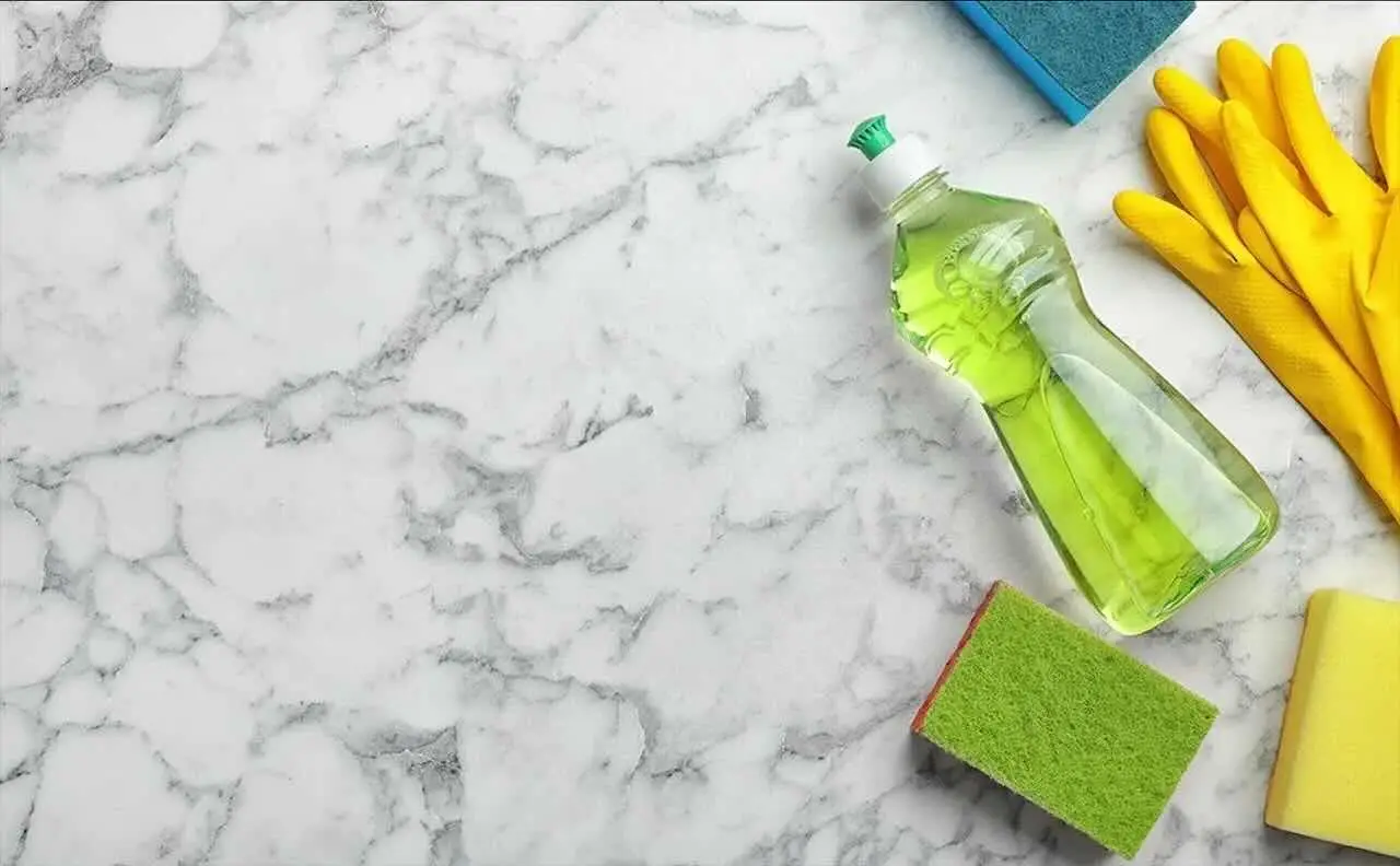 Allarme ingestione accidentale di detersivo per piatti: ecco cosa fare subito e cosa non fare