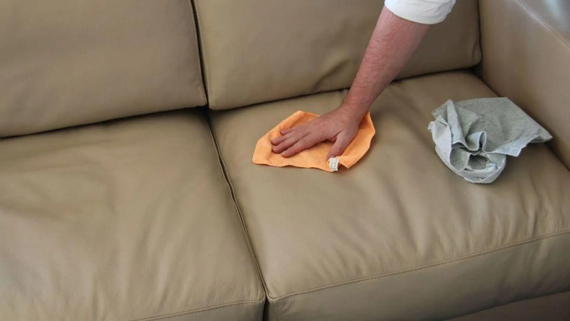 Divano bagnato dopo il lavaggio? Ecco l’errore che lo rovina e come asciugarlo subito