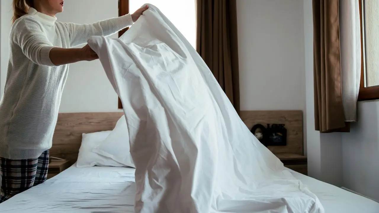 L’errore che fai quando asciughi le lenzuola in casa: ecco come farlo velocemente