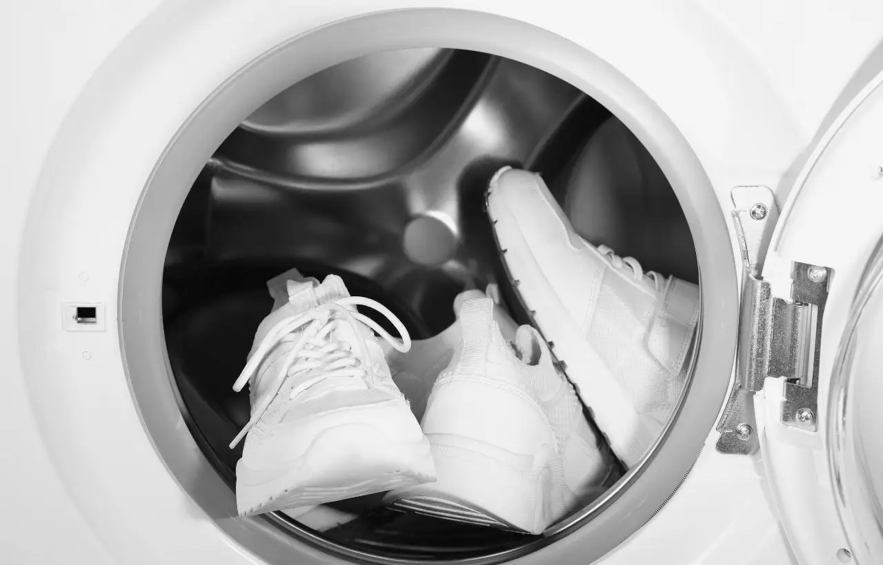 Il trucco per asciugare velocemente le scarpe lavate a mano