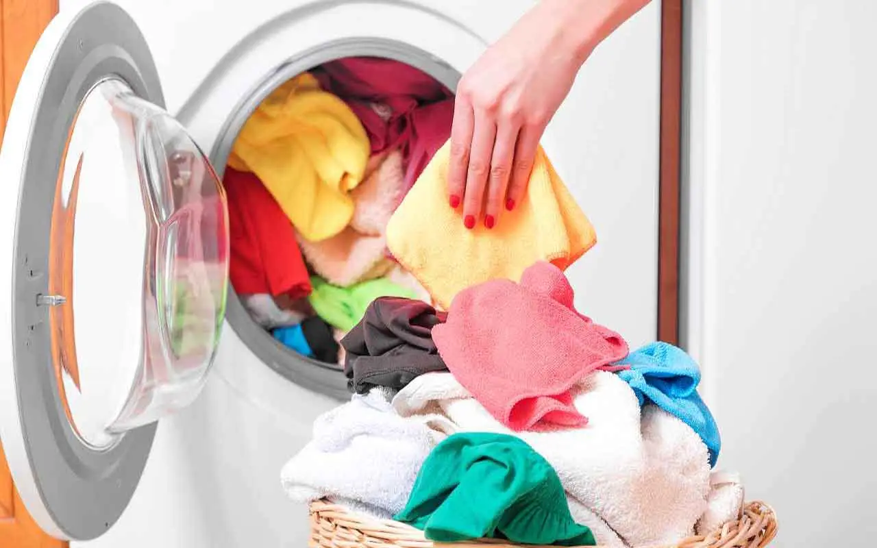 Non rischiare di rovinare i tuoi vestiti: ecco il trucco per lavarli a secco in casa facilmente