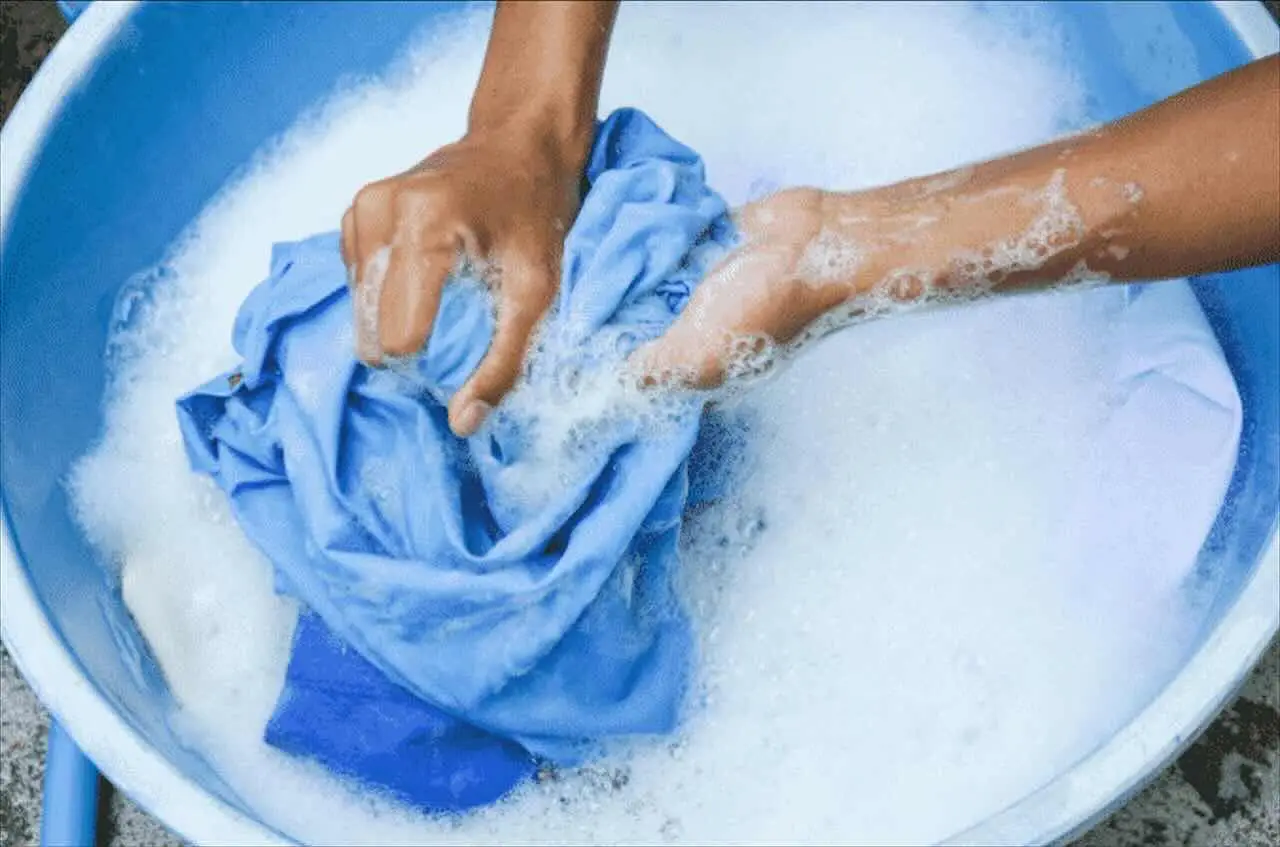 Non lavare mai i colorati a 90 gradi: ecco il disastro irreparabile che succede in lavatrice