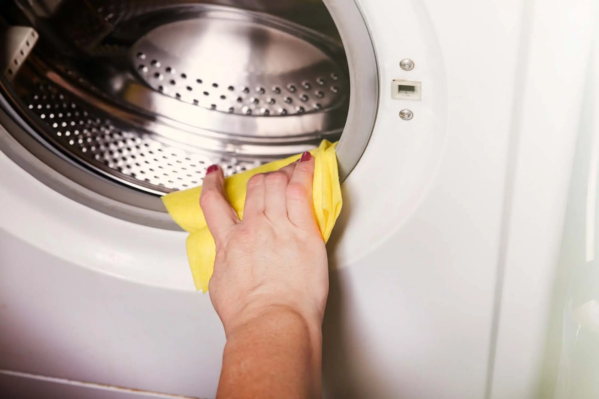 Il trucco definitivo per pulire la lavatrice con aceto e bicarbonato: le dosi esatte