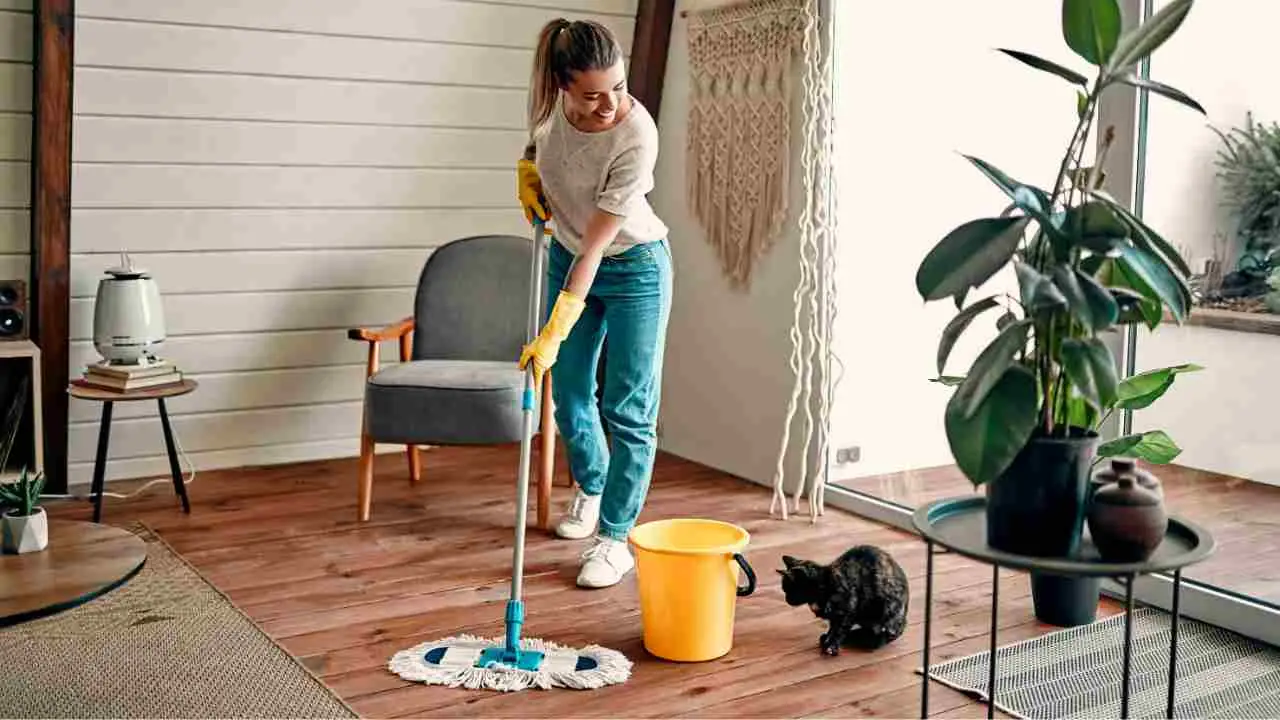 La verità sorprendente sulle calorie bruciate facendo le pulizie di casa