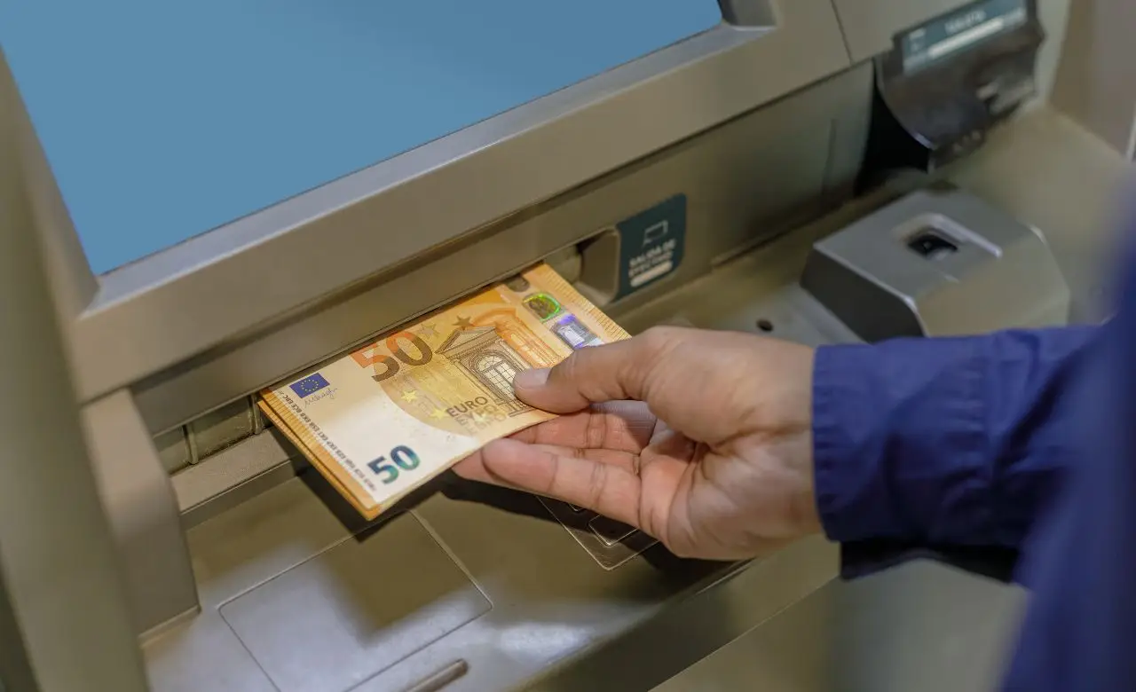 Limiti di prelievo dal conto: ecco la soglia massima mensile e come modificarla