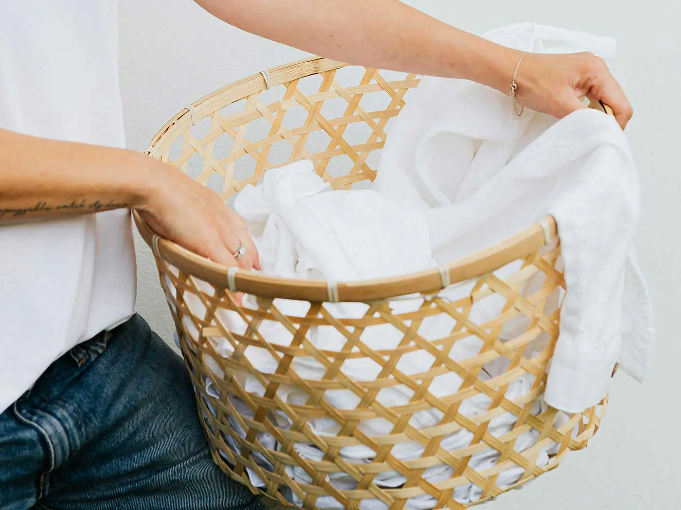 Aggiungi un cucchiaio di ammoniaca al bucato: ecco cosa succede davvero agli odori e alle macchie