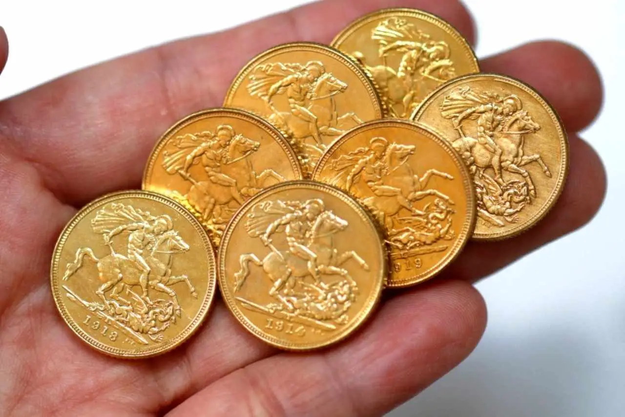 Sterline d’oro: ecco quanto valgono davvero oggi sul mercato e se conviene venderle