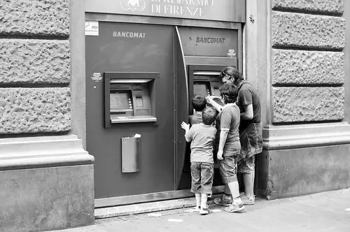 Guerra e crisi: ecco cosa succede davvero ai tuoi soldi in banca e se puoi perderli