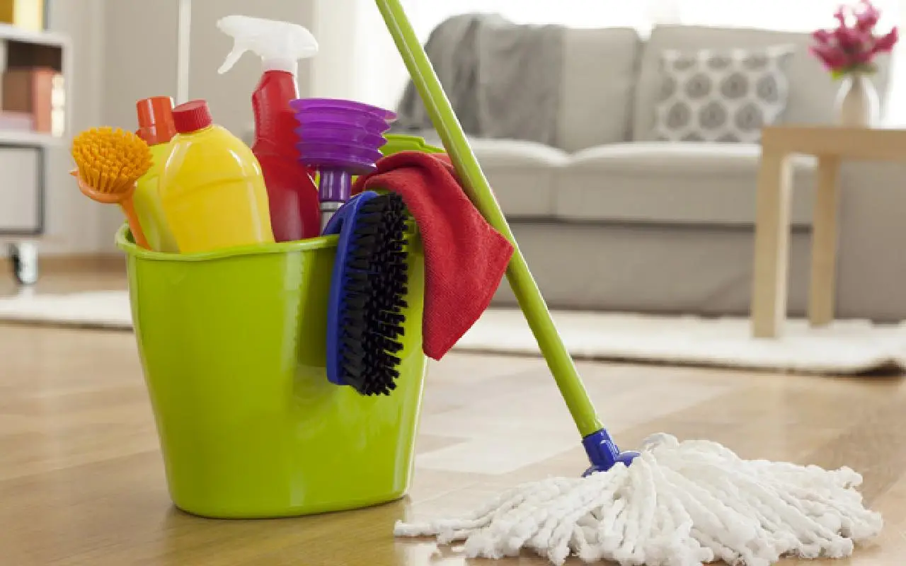 L’elenco completo delle faccende domestiche che tutti odiano (e come dimezzare il tempo)