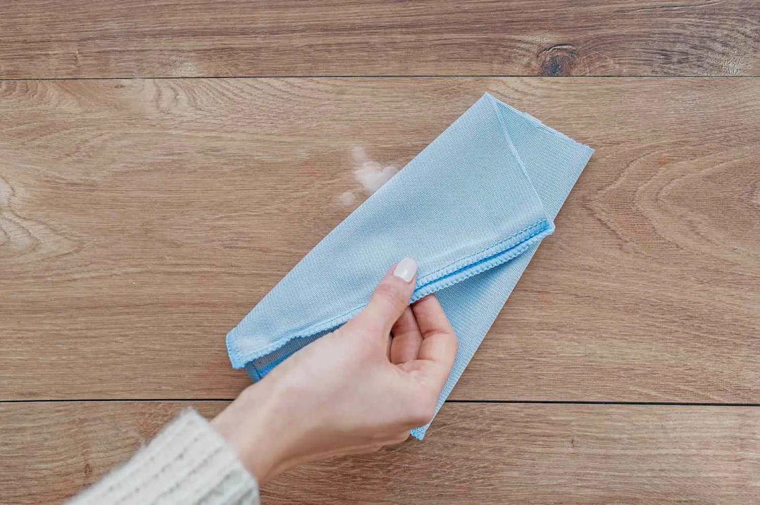 Usi ancora i vecchi panni per spolverare? Ecco l’unico che elimina davvero la polvere