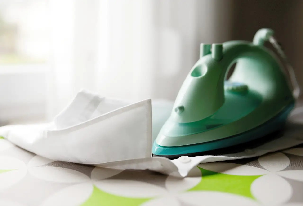 Hai sempre sbagliato a usare l’acqua per il ferro da stiro: ecco quale rovina l’apparecchio