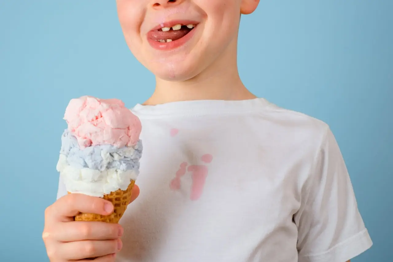 Come si fa a togliere le macchie di gelato dai tessuti? Agisci prima che si secchino così