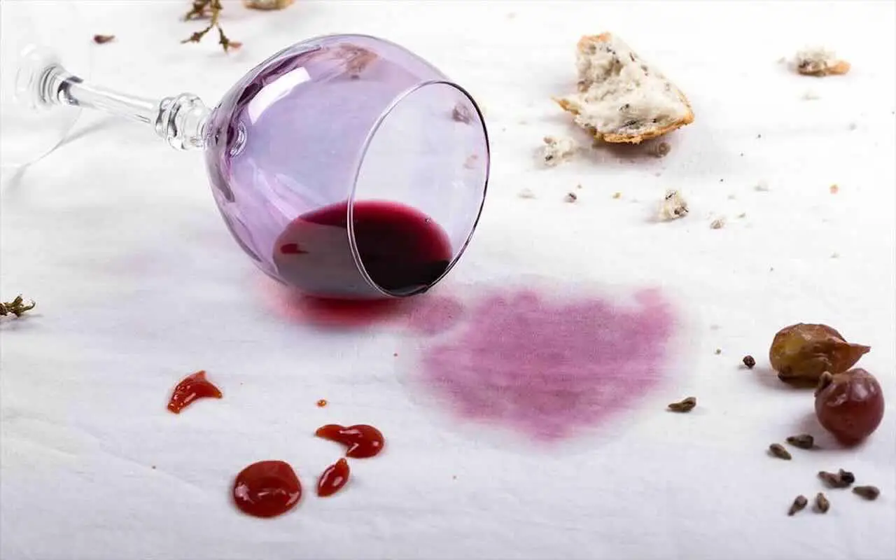 Come si fa a togliere le macchie di vino rosso dalla tovaglia? Agisci subito con questo ingrediente