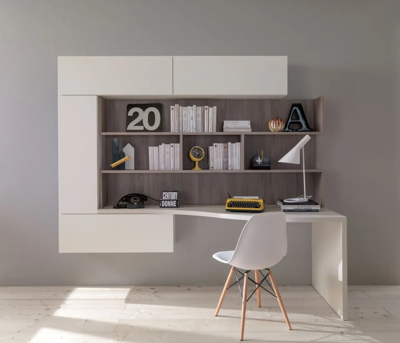 Come si fa a organizzare un angolo studio in poco spazio? La scrivania a scomparsa e le mensole