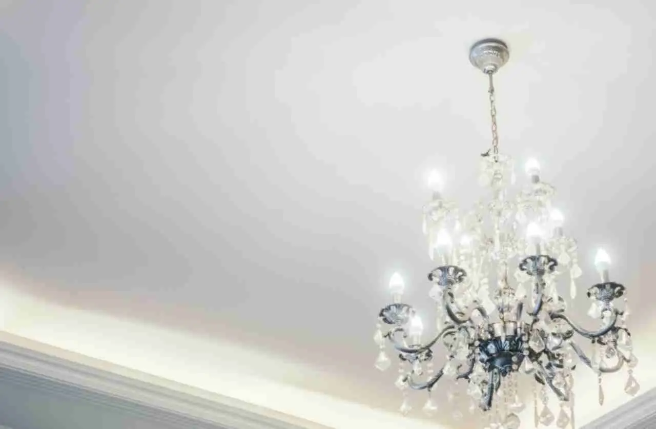 Come si fa a pulire i lampadari di cristallo o vetro? Il metodo per farli brillare senza fatica