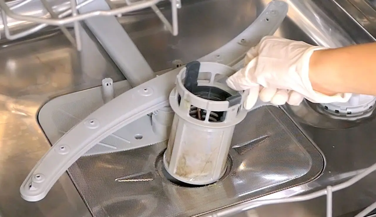 Come si fa a pulire il filtro della lavastoviglie? Il passaggio fondamentale per piatti puliti