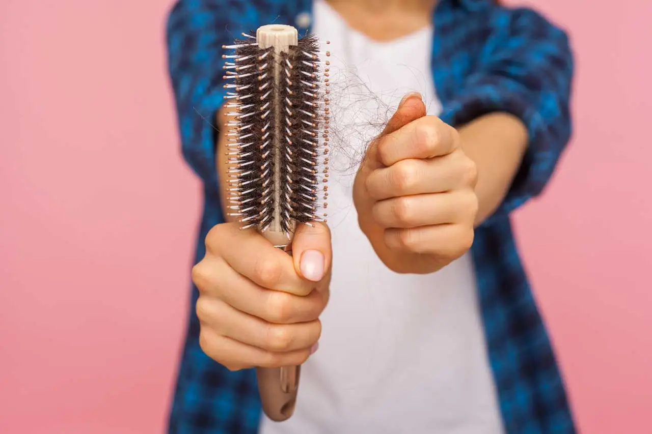 Come si fa a pulire le spazzole per capelli? Rimuovi sebo e residui per una chioma sana