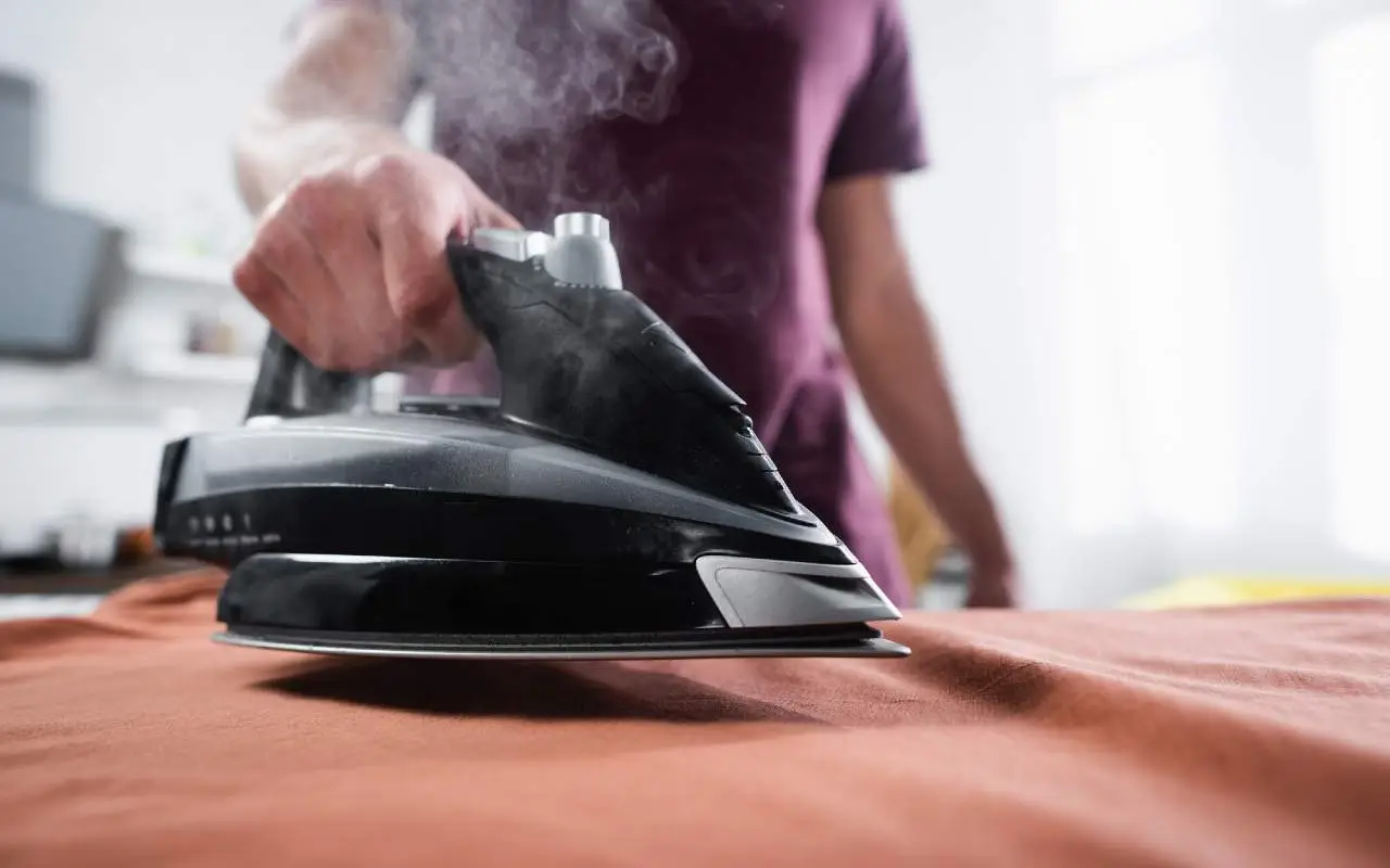 Paghi troppo per il servizio di stiro? Ecco le tariffe attuali per un’ora